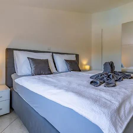 Graceful In Near Centinera Apartment